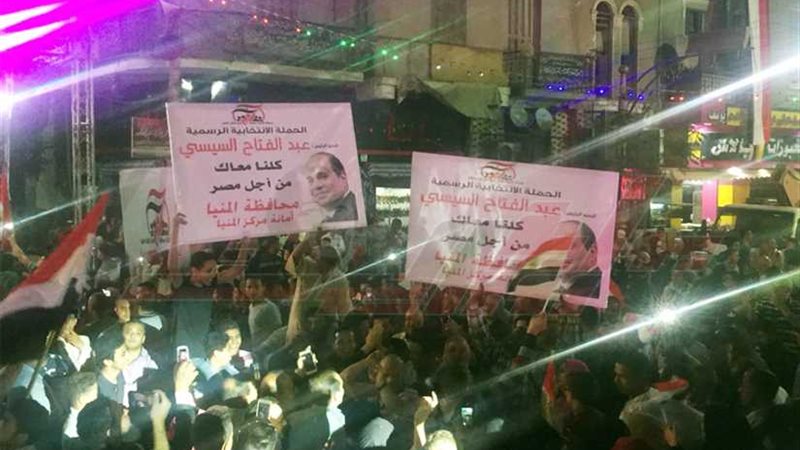 الأعلام ترفرف في