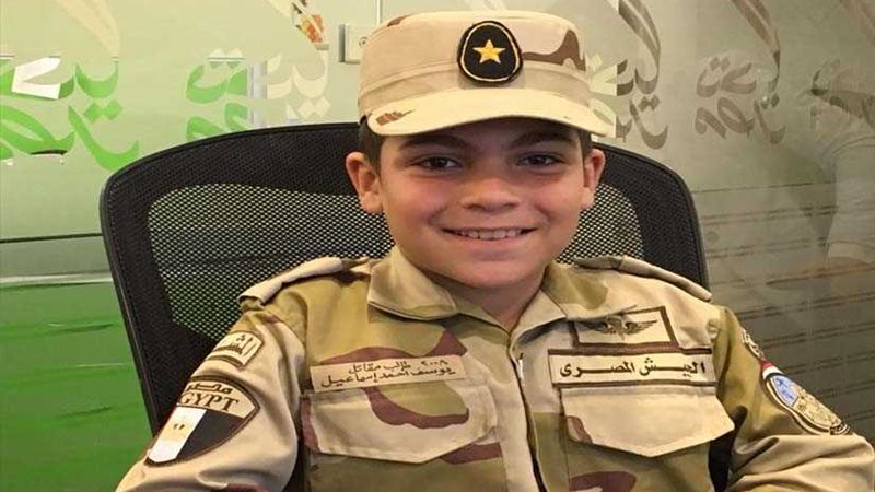 طفل يتبرع بمدخراته