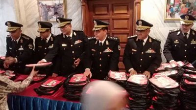 أكاديمية الشرطة توزع هدايا على الأطفال الأيتام 