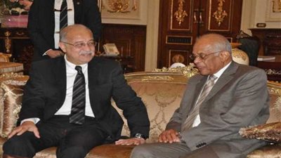 رئيس الوزراء يتوجه إلى البرلمان للقاء 