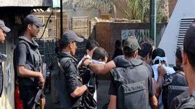 ضبط متهمين هاربين من أحكام قضائية في الفيوم
