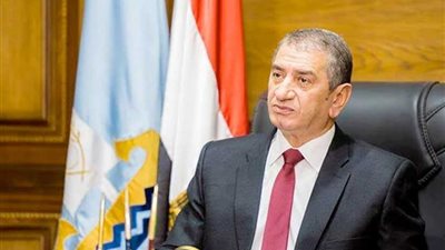 محافظ كفر الشيخ في لقاء مع أسرة (أ ش أ)