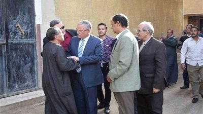 محافظ المنيا يقدم واجب العزاء لأسرة شهيد سيناء