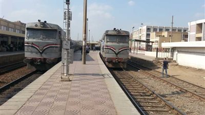 رئيس هيئة السكة الحديد يكافئ خفير مزلقان لمنعه وقوع حادثة