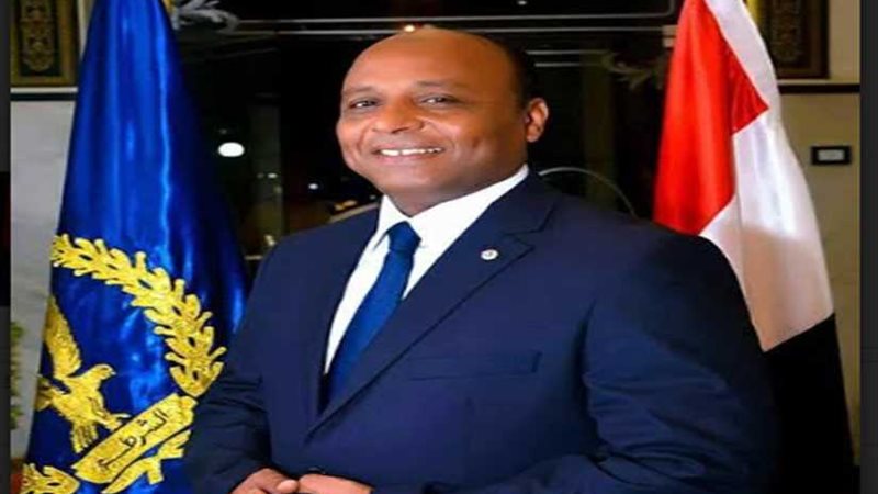 6 سائقين يقودون سياراتهم