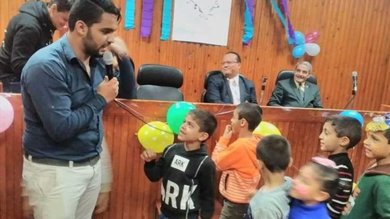 أيتام على منصة تكريم