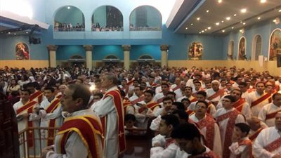 توافد الأقباط على كنائس أسيوط للمشاركة في قداس عيد القيامة المجيد (ًصور)