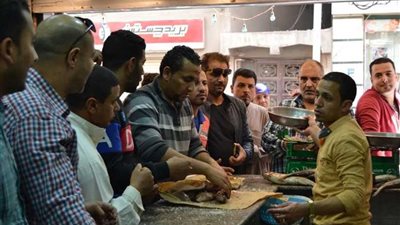 زحام على محال بيع 