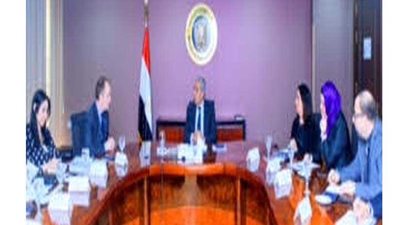 وزير التجارة يبحث مع مدير 