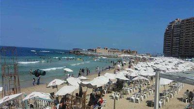 شواطئ ومتنزهات الإسكندرية تستقبل الزائرين منذ الصباح الباكر