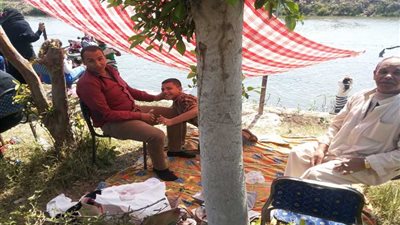 جلسات سمر تحت أوراق الشجر في بلد البدوي