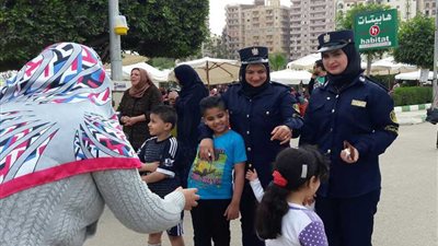 الشرطة النسائية تشارك العائلات 