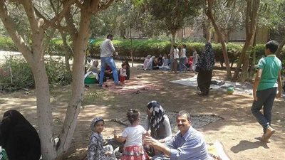 توزيع عصائر وشوكولاتة احتفالا بشم النسيم بحدائق الخانكة