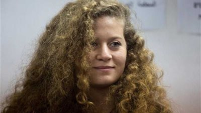 شاهد صمود عهد التميمي أمام محاولات التحرش والترهيب الإسرائيلي