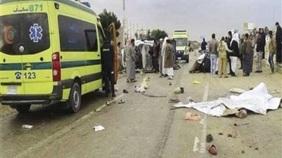 مصرع سيدة وإصابة 23 في تصادم بين سيارتين على طريق الفيوم