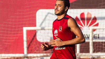 الجهاز الطبي للأهلي يحدد موعد عودة باسم علي للتدريبات