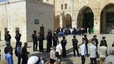 مستوطنون وشرطة ومخابرات الاحتلال يقتحمون المسجد الأقصى