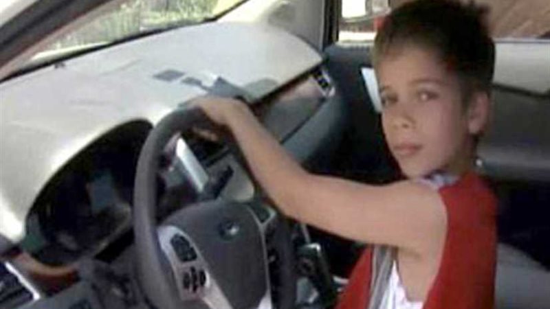 طفل يقود سيارة ببني