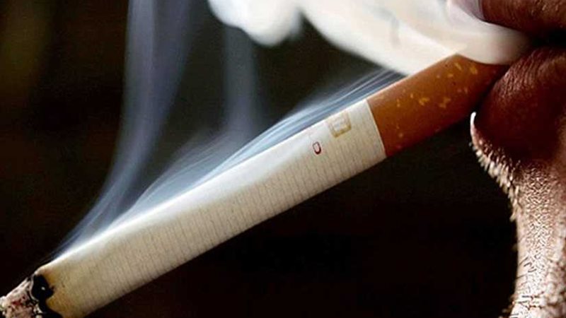 سيجارة تحرق مسنًا