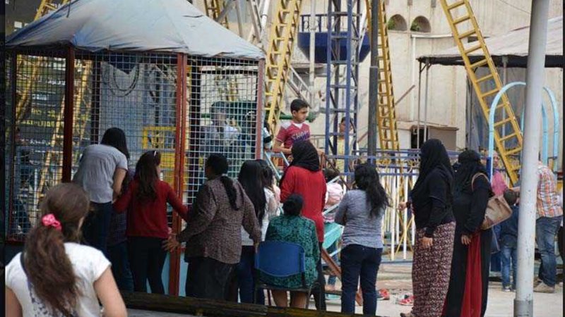 المواطنون يتوافدون