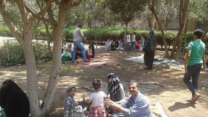 توزيع عصائر وشوكولاتة