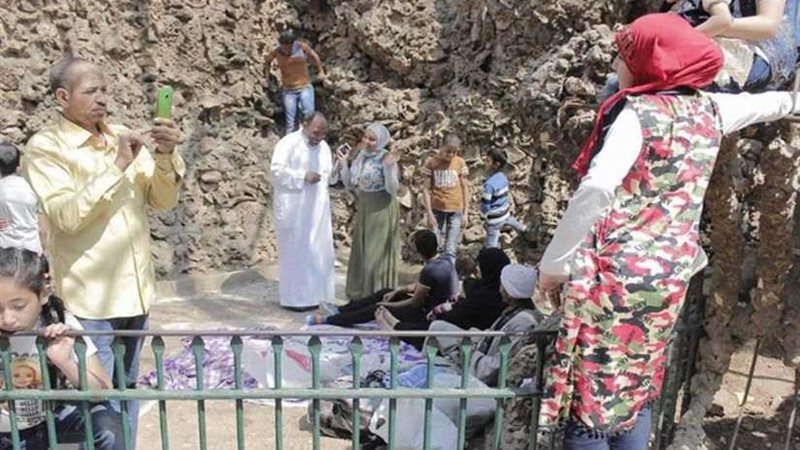 مواطنون يلتقطون سيلفي