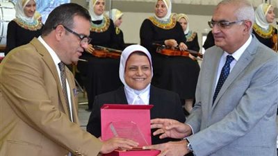 جامعة المنصورة تكرّم 