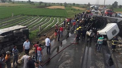 شلل مروري بطريق رافد جمصة بعد انقلاب سيارتي نقل