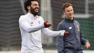 الضحكات تكسو وجوه «صلاح» ورفاقه في أول مران بعد العودة من 