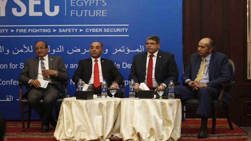 يد تبني ويد تحمل