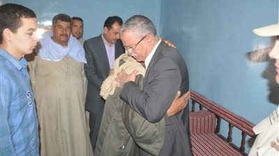 محافظ المنيا يقدم واجب العزاء لأسرة شهيد سيناء