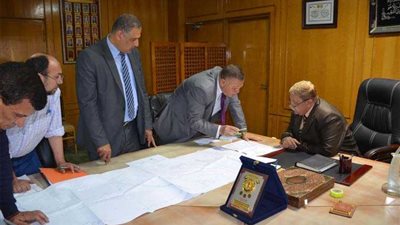 محافظ الإسماعيلية يستعرض الموقف التنفيذي لمحور بحيرة 