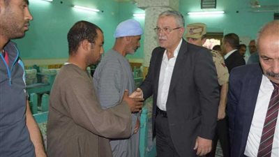 محافظ المنيا يقدم العزاء لأسرة شهيد سيناء بأبو قرقاص