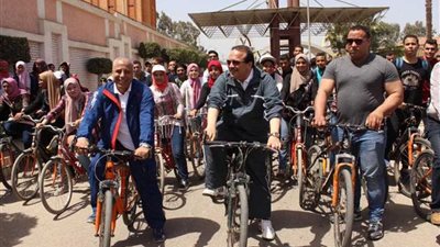 رئيس جامعة طنطا يشارك الطلاب بماراثون الدراجات