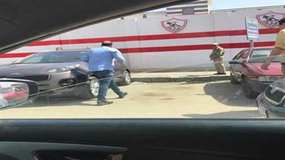 هشام يكن يتعرض للسرقة أمام بوابات الزمالك (صور)