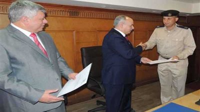 مساعد وزير الداخلية يكرم الضباط الحاصلين على 