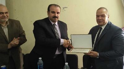وكيل وزارة الصحة بالشرقية يكرم مدير مستشفي حميات الزقازيق