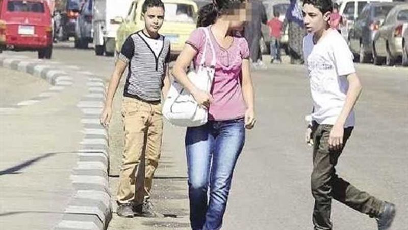 موظف يتهم تاجرًا