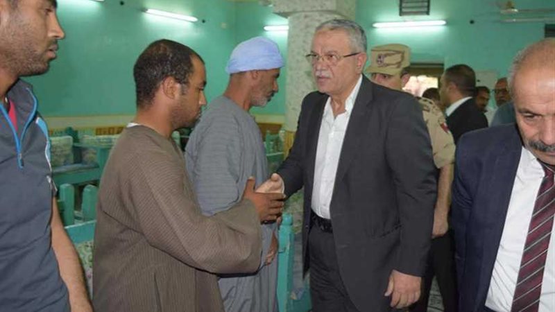 محافظ المنيا يقدم
