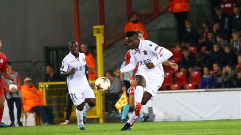 نيس يتعادل خارج ملعبه