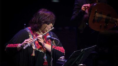 الفنانة الوزيرة تتسلم جائزة 