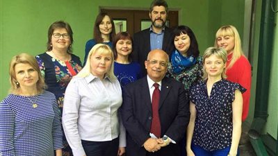 أستاذ بصيدلة المنصورة يحاضر بجامعة 