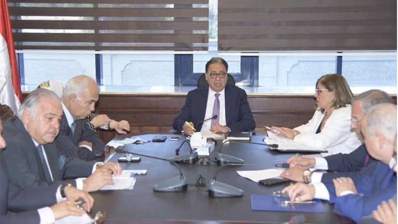 وزير الصحة يناقش