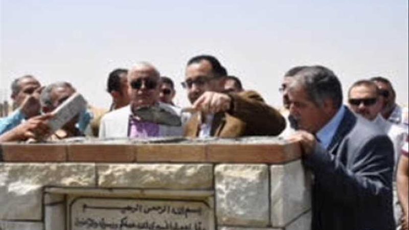 وزير الإسكان يضع