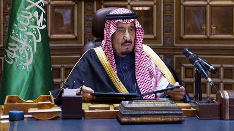 العاهل السعودي يعرب