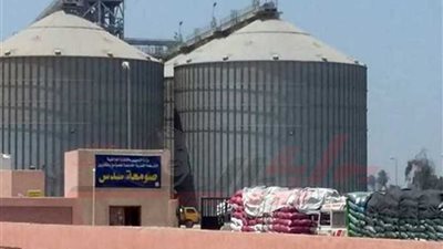 تكدس سيارات توريد الأقماح أمام صوامع غلال بني سويف