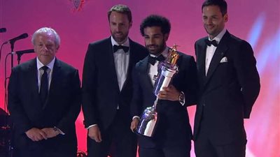 «صلاح» يتوج بجائزة لاعب العام في «بريميرليج»