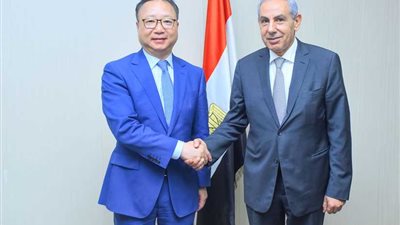 وزير التجارة يبحث مع 50 من رؤساء شركات النسيج الصينية فرص الاستثمار في مصر