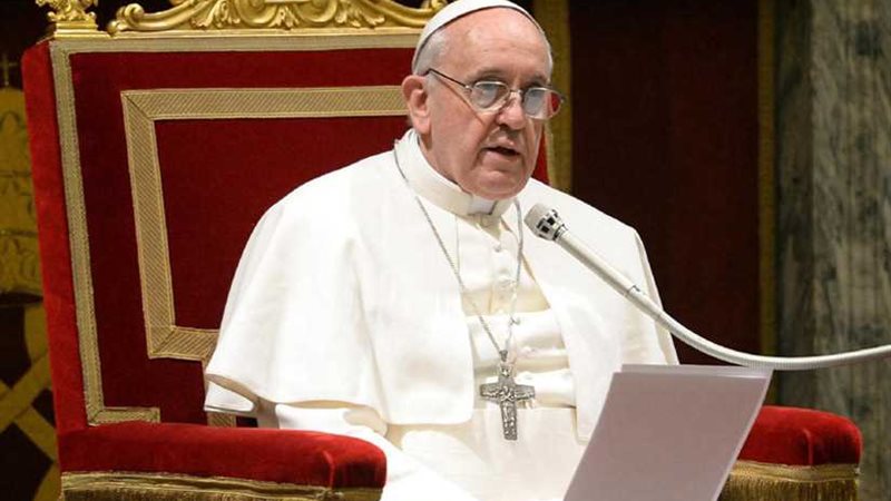 بابا الفاتيكان يعرب