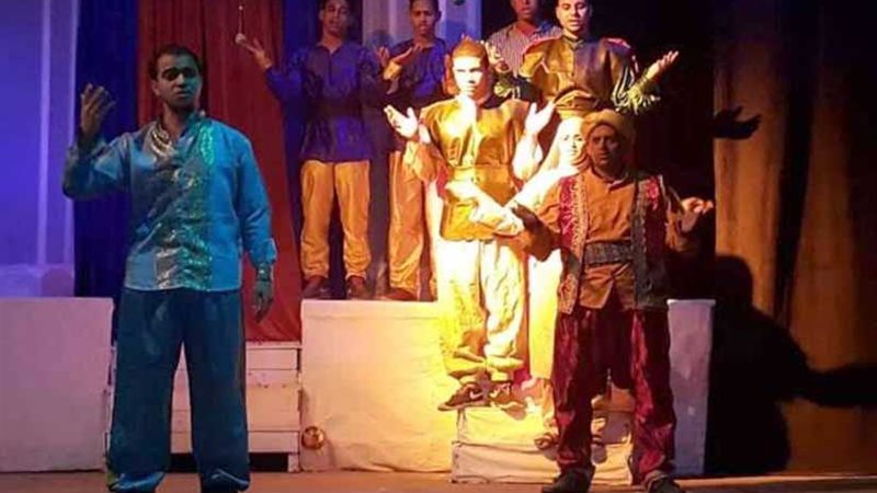 السفيرة عزيزة في